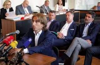 Modric no tribunal durante o julgamento de Zdravko Mamic, antigo líder do Dínamo Zagreb. Médio está acusado de falso testemunho