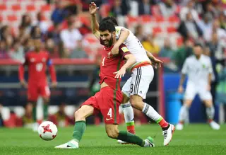 Luís Neto, à esquerda, no jogo da seleção com o México, em julho de 2017