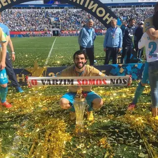 Quando festejou a conquista do campeonato pelo Zenit, Luís Neto não se esqueceu das raízes e do seu Varzim