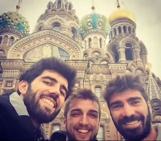Luís Neto, à esquerda, com dois amigos de infância, Emanuel e Ricardo, em S. Petersburgo, na Rússia