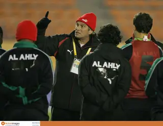 Manuel José fala com os seus jogadores do Al-Ahly
