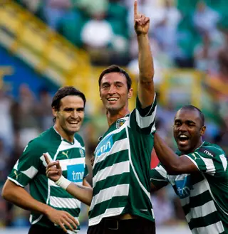 Tonel, ao centro, comemro com o argentino Marco Torsiglieri e o francês Sinama Pongolle, depois de marcar golo no jogo de apres entação da equipa contra o Olympique Lyonnais, na época 2010/2011