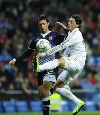 Tonle, à esquerda, disputa uma ola com Ozil, durante um Dinamo de Zagreb-Real Madrid, de 2011