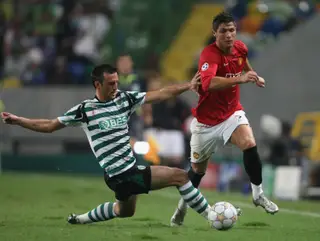 O sportinguista Tonel rouba a bola a Cristiano Ronaldo, então no Manchester United, em 2007
