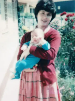 Tonel com um mês de vida, ao colo da mãe
