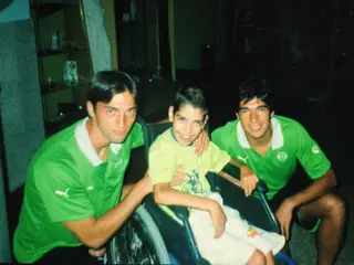 Tonel, à esquerda, tira foto com um fã do Sporting e com Abel