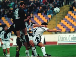 Tonel, de preto à esquerda, num jogo da Académica, em 2002