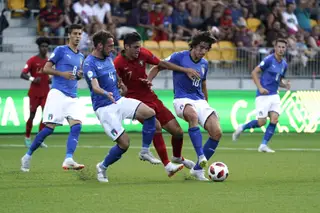 Francisco Trincão a lutar pela bola na final do Europeu sub-19 contra a Itália