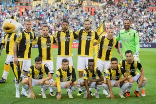 Eduardo, em pé à direita, com a sua nova equipa do Vitesse