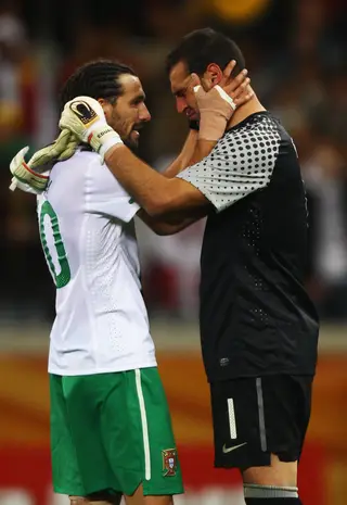 Eduaro, à direita, é consolado por Danny, quando Portugal perde com a Espanha e é afastado do Munidla de 2010