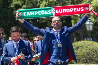 Eduardo, em primeiro plano, festeja o título europeu
