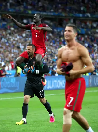 Eduardo carrega nos ombros Éder, o autor do golo que deu o título europeu a Portugal, em 2016