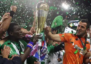 Eduardo, à direita, festeja a conquista de uma Taça da Liga pelo V. Setúbal
