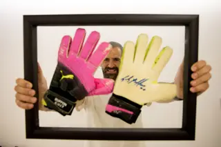 Eduardo com as luvas que o ídolo Buffon lhe ofereceu