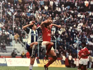 Rui Águas num dos muitos duelos que teve com Fernando Couto do FCP