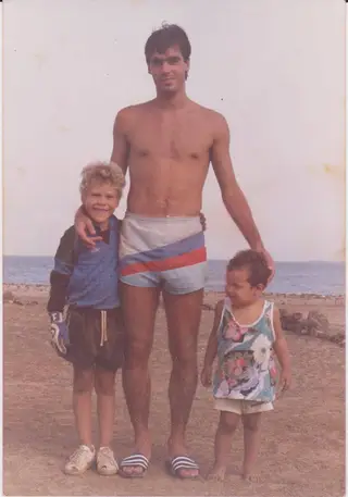 Rui Águas foi a Cabo Verde em 1987 e encontrou o pequeno Gelson, à esquerda, que era conhecido por "Rui Águas", por ser seu fã.