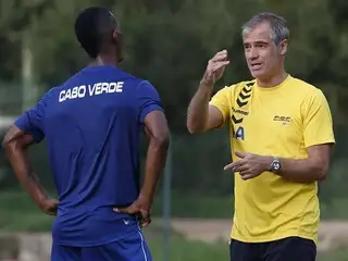 Rui Águas dá ndicações a um jogador cabo verdianoi