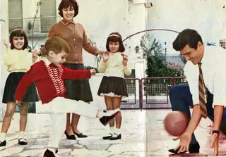 Rui Águas joga à bola com o pai, sob o olhar da mãe e irmãs