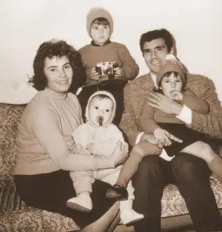 Rui, ao colo da mãe, com os pais e irmãs