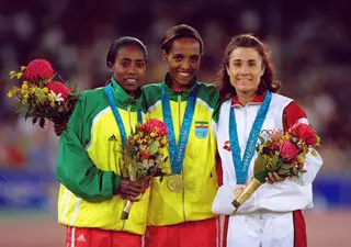 Nos Jogos Olímpicos de Sidney Fernanda Ribeiro foi medalha de bronze nos 10.000m. Gete Wami, à esquerda, foi medalha de prata e a sua compatriota etíope Derartu Tulu, ouro.