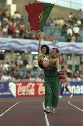 Fernanda Ribeiro é levada ao colo pelo colega do salto com vara, Nuno Fernandes, depois de conquistar a medalha de ouro nos 10.000m, dos mundiais de Gotemburgo, em 1995