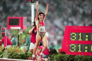 Fernanda Ribeiro no momento em que se sagra campeã olímpica dos 10.000m, em Atlanta, 1996