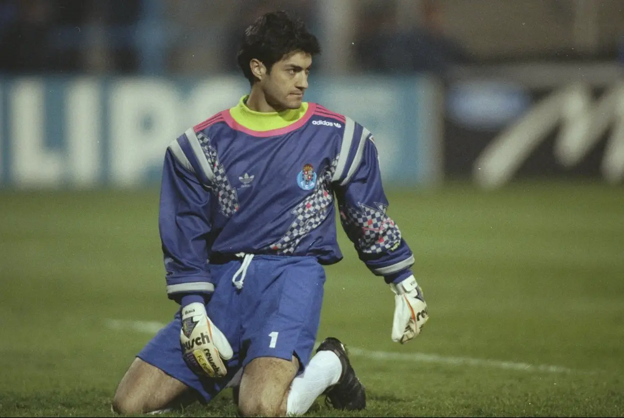 Depois de se estrear na baliza do FC Porto a 11 de setembro de 1988, Vítor Baía voltou ao banco, porque Mlynarczyk era o titular, mas na época seguinte - e em todas as que se sucederam até sair para Barcelona - tornou-se titular