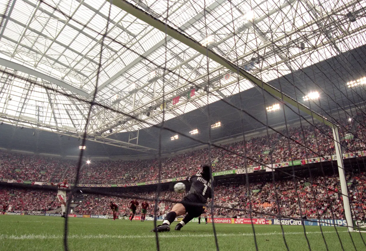 Vítor Baía a defender um penálti nos quartos de final do Euro 2000, contra a Turquia