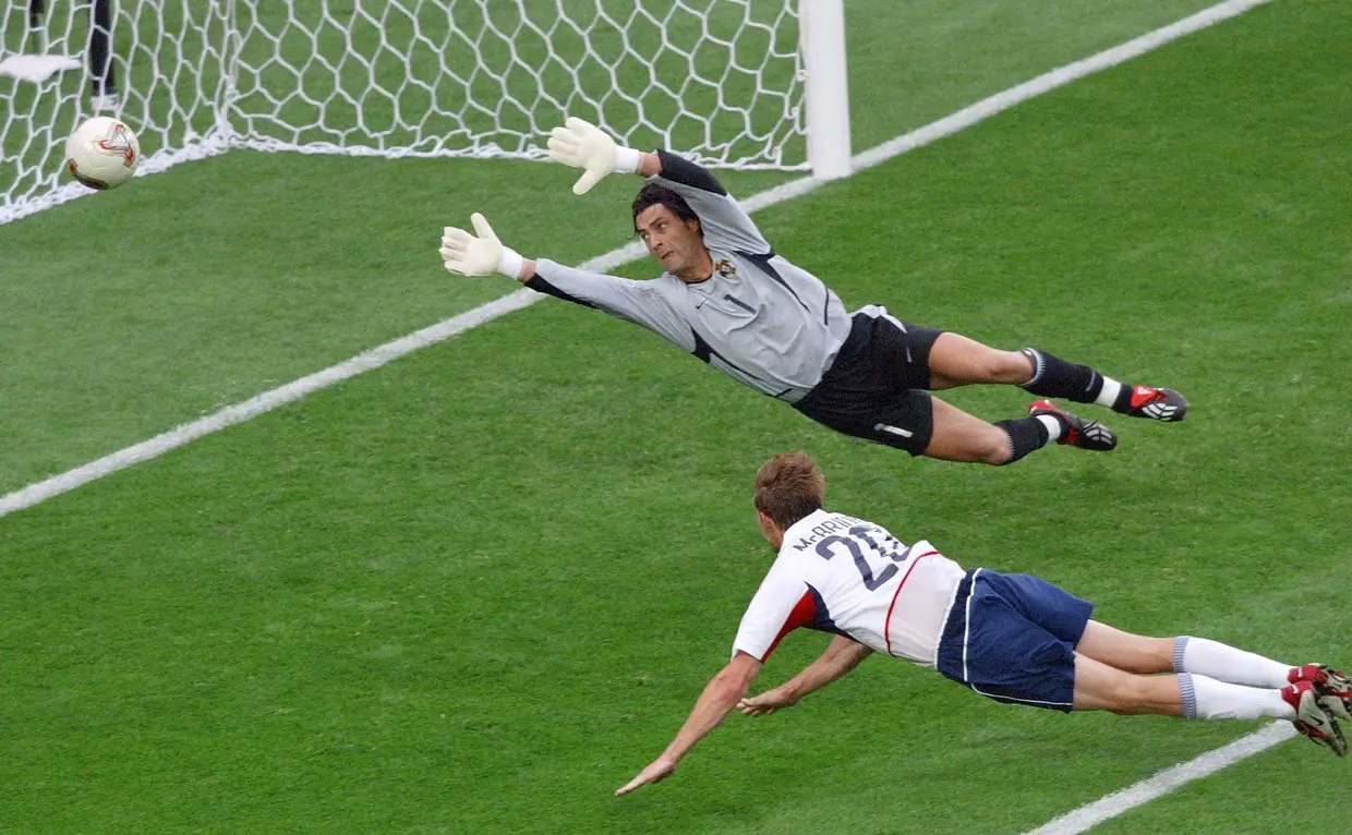 Baía a sofrer um golo do norte-americano Brian McBride no Mundial 2002, prova de má memória para Portugal