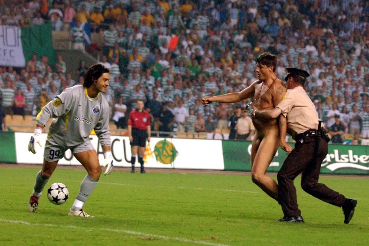 Um homem invadiu o relvado durante a final da Taça UEFA entre FC Porto e Celtic, em 2003, mas isso não impediu os portistas de conquistarem o troféu