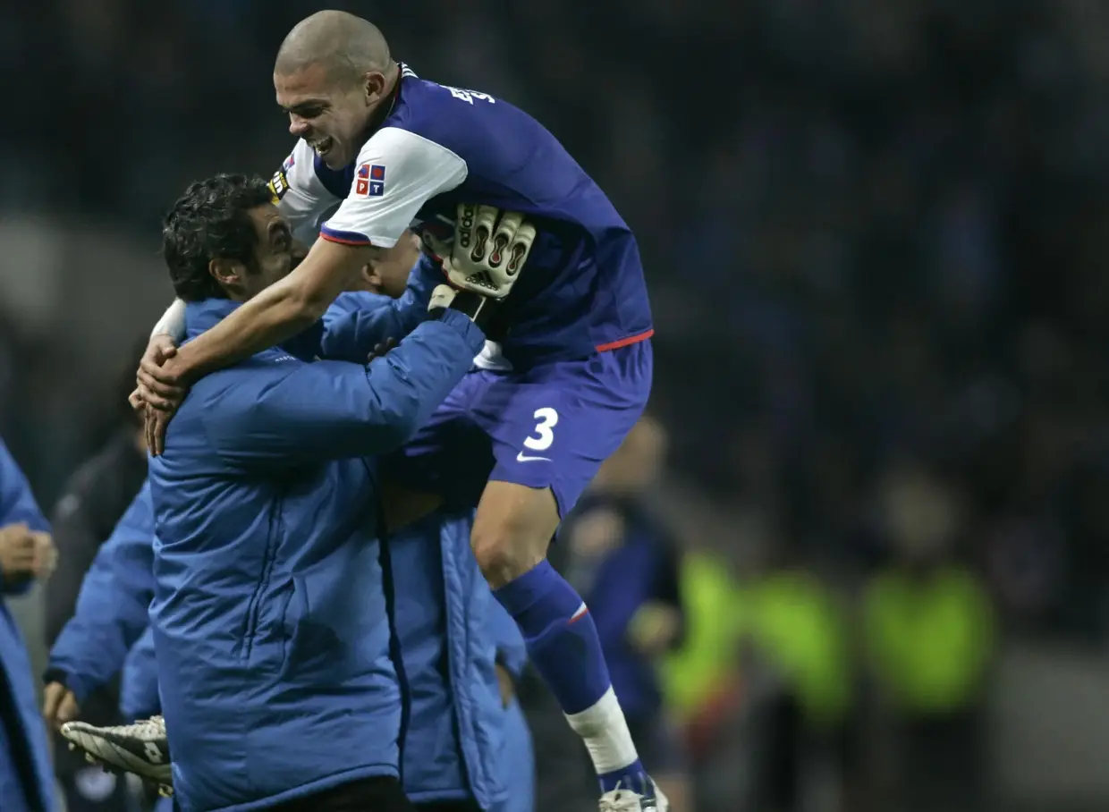 Pepe a festejar com o suplente Baía - Helton já começava a ganhar a baliza