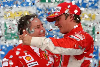 Esta foto tem mais de 10 anos. Nela está Raikkonen a festajar o título com Jean Todt, então diretor da Ferrari. Todt é hoje presidente da FIA. A Ferrari desde este dia que nada festeja