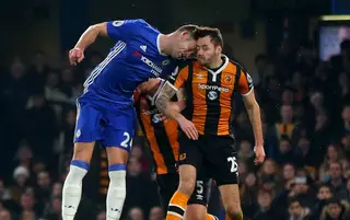 O momento do choque entre Cahill e Mason