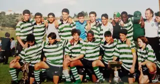 Edgar junto do trofeu que conquistou ao serviço do Sporting nos juniores.