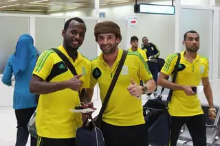 Edgar, ao centro, com alguns colegas de equipa, em Omã