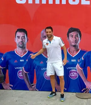 Edgar, junto da sua foto na equipa do FC Goa, da Índia