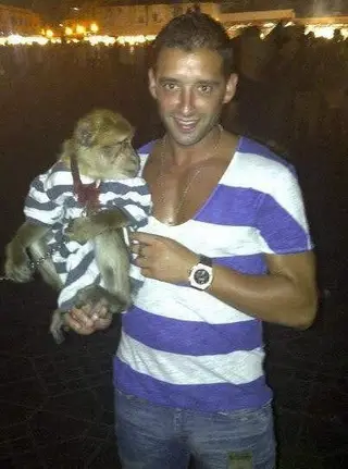 Edgar Marcelino com um macaco, numa das passagens pelo continente africano