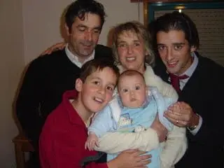 Edgar com os pais, o irmão e o primeiro filho, Martim, ao colo da avó