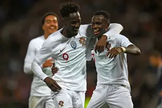 Os três jogadores que aparecem nesta imagem, e que jogaram ontem por Portugal, partilharam uma particularidade (e não foram os únicos)
