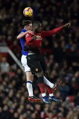 Michael Keane e Lukaku num duelo aéreo