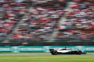 Hamilton durante o GP México no domingo, pouco antes de agarrar o 5.º título mundial