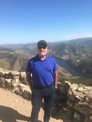 Nelo Vingada num passeio junto ao rio Douro