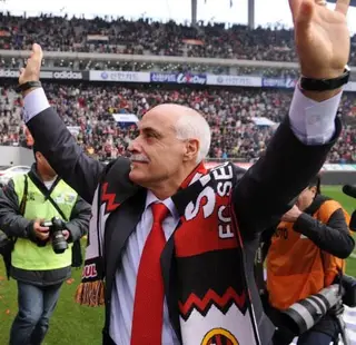 Nelo Vingada festeja a conquista do campeonato na Coreia, em 2010
