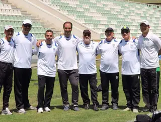 Nelo Vingada (o 5º à esquerda) com equipa técnica, no Irão