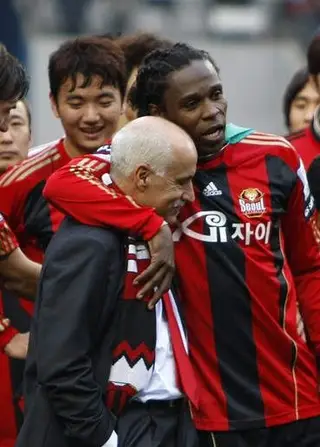 Nelo Vingada festeja com jogadores do FC Seoul o título de campeão