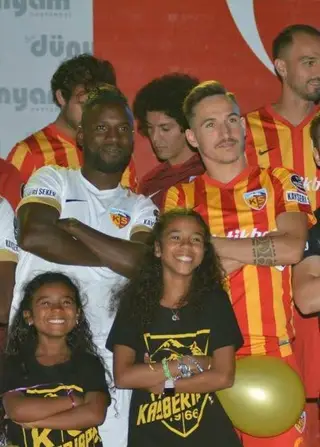Varela, com as filhas e colegas do Kayserispor da Turquia