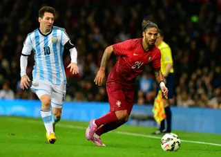 Tiago Gomes foge de Messi, num jogo da seleção nacional