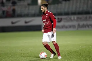 Tiago com o equipamento do Metz, clube francêsonde jogou uma época