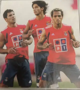 Tiago Gomes no meio de Riardo Rocha (à esquerda) e Beto, num treino do Benfica