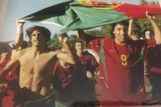Tiago Gomes (em tronco nu, à esquerda), festeja a conquista do título europeu pela seleção de sub-17, em 2003
